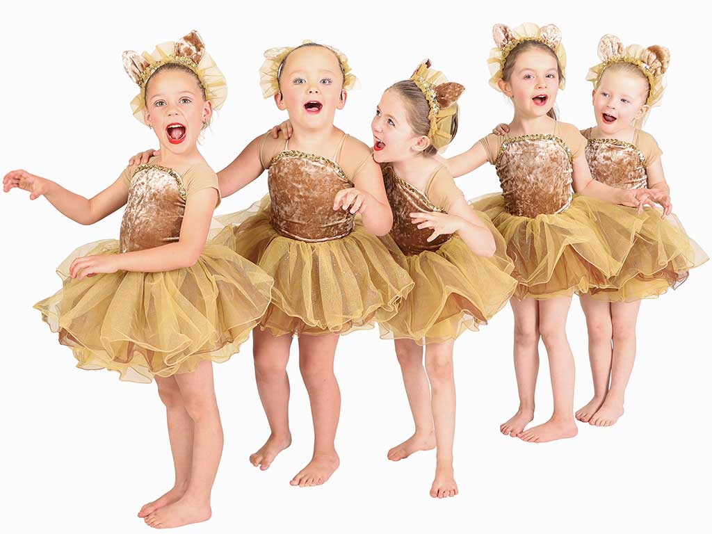 Akimbo-Dance-ensemble-young-ones-in-gold