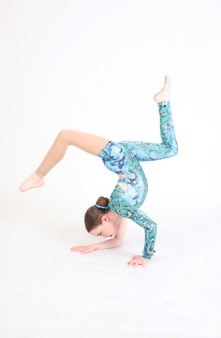 Akimbo-Dance-single-handstand-snakeskin